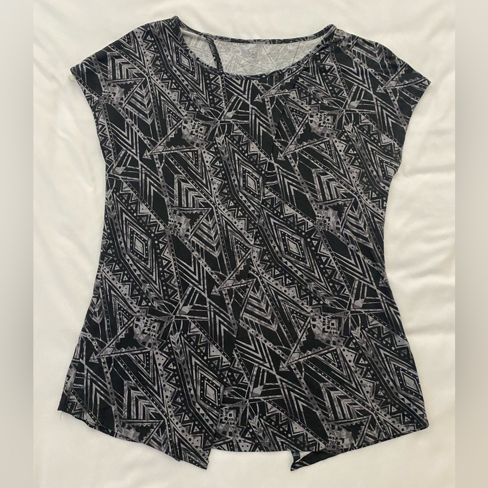 Women’s Gaiam Workout Top. Black Abstract Geometric Print. Size Medium